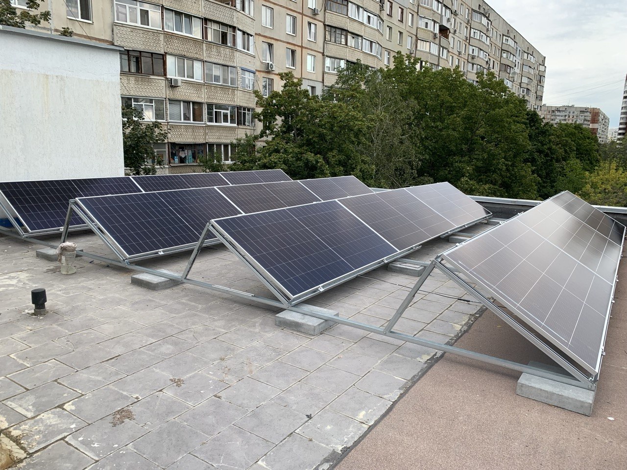 Фото Гібридна система 15 кВт для медичного центру
Задача: Зменшити витрати на електроенергію та забезпечити гарантоване живлення критичного медичного обладнання під час знеструмлень.

Рішення: Встановлено трифазний гібридний інвертор 15 кВт, акумуляторну систему 15 кВт·год і сонячні панелі загальною потужністю 15 кВт. Споживачі розділені на групу гарантованого живлення та групу з пріоритетом економії.

Результат: Система працює і на оптимізацію витрат, і на підтримку критичних медичних споживачів під час відключень.