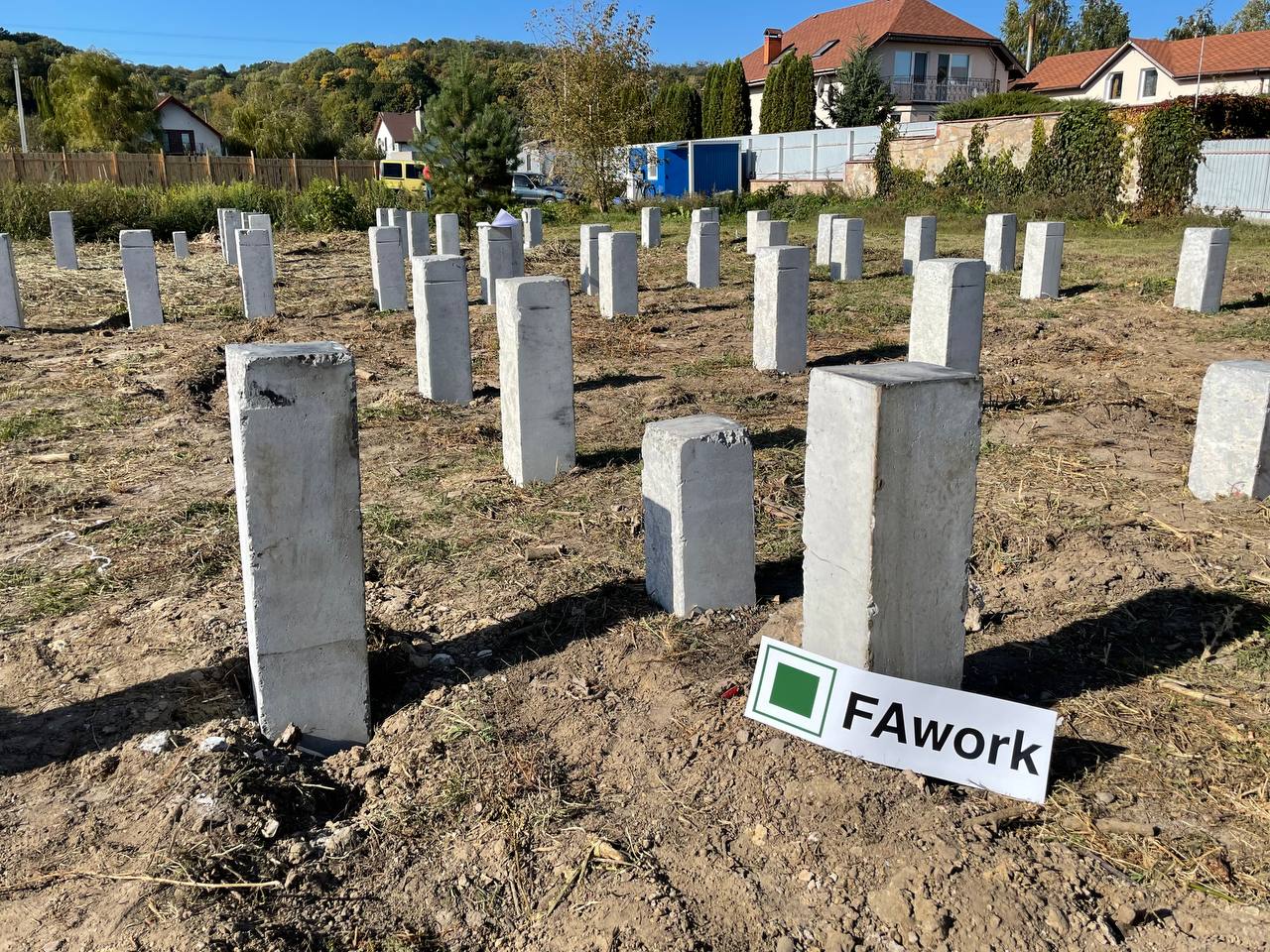 Фото Залізобетонні міні забивні палі:

Розріз: 150; 200; 250
Довжина: 2м, 3м, 4м, 5м, 6м

Власний завод і парк техніки!

ПЕРЕВАГИ ФУНДАМЕНТУ НА ЗАБИВНИХ ЗБ ПАЛЯХ
• економічність (дешевше за будь-який інший вид фундаменту)
• довговічність (до 100 років)
• висока несуча здатність (несуча здатність однієї палі до 35-40 тонн)
• швидкість зведення (облаштування фундаменту на залізобетонних палях відбувається у найкоротший термін)
• спрощує роботи нульового циклу за високого рівня грунтових вод, а також за негативних температур.
• встановлення в будь-який сезон року (погодні умови не впливають на процес забивання паль)

НАШІ ПЕРЕВАГИ:
1) Власне виробництво
2) Сертифікована продукція
3) Свій парк техніки (забивання паль малогабаритною установкою)
4) Професійна команда

Зветрайтеся в найближчий термін, відповімо на всі питання та прорахуємо орієнтовну вартість під Ваш проєкт.
Компанія Fa-Work
