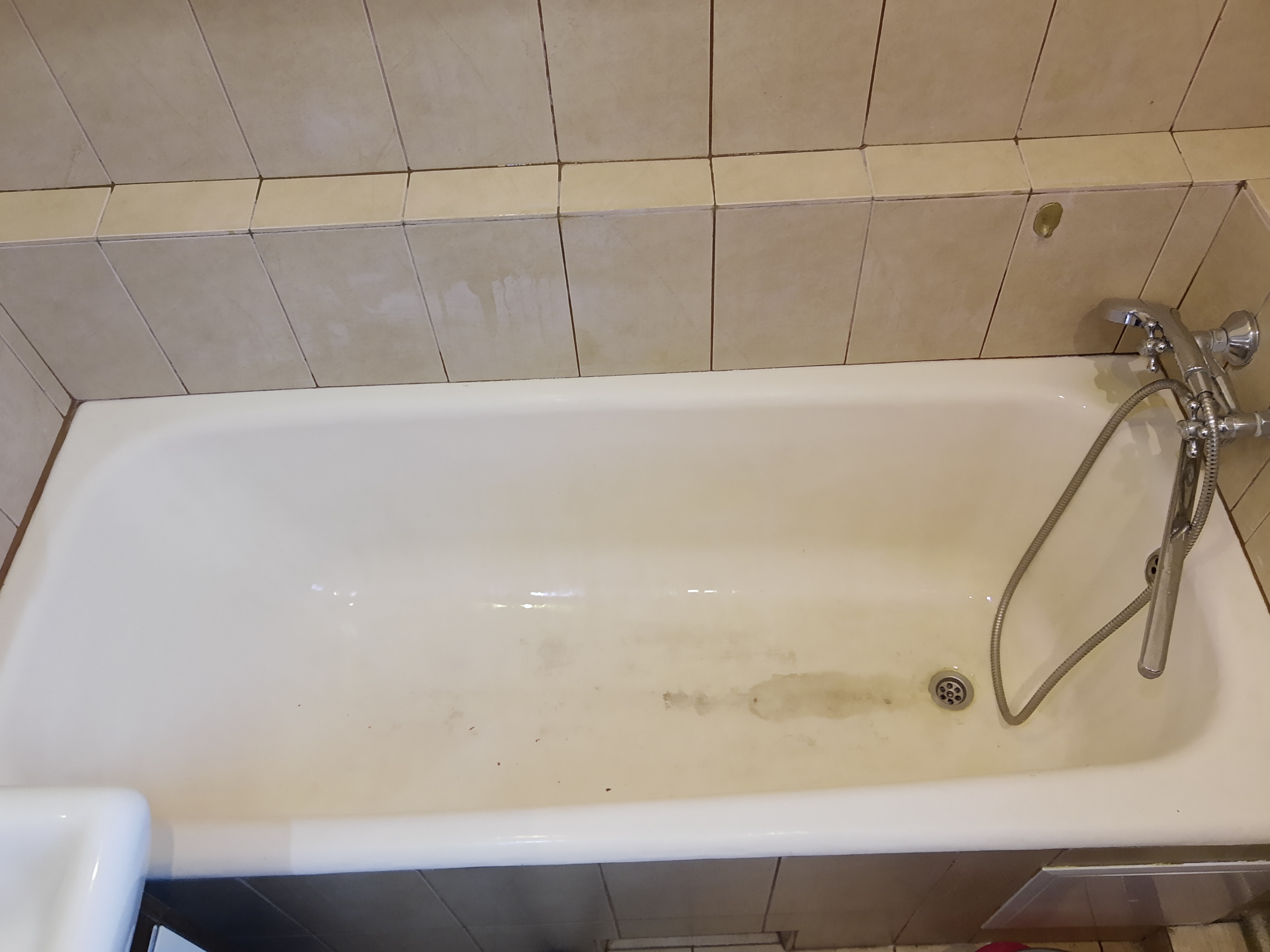 Фото Была желтенькая и потёртая ванная