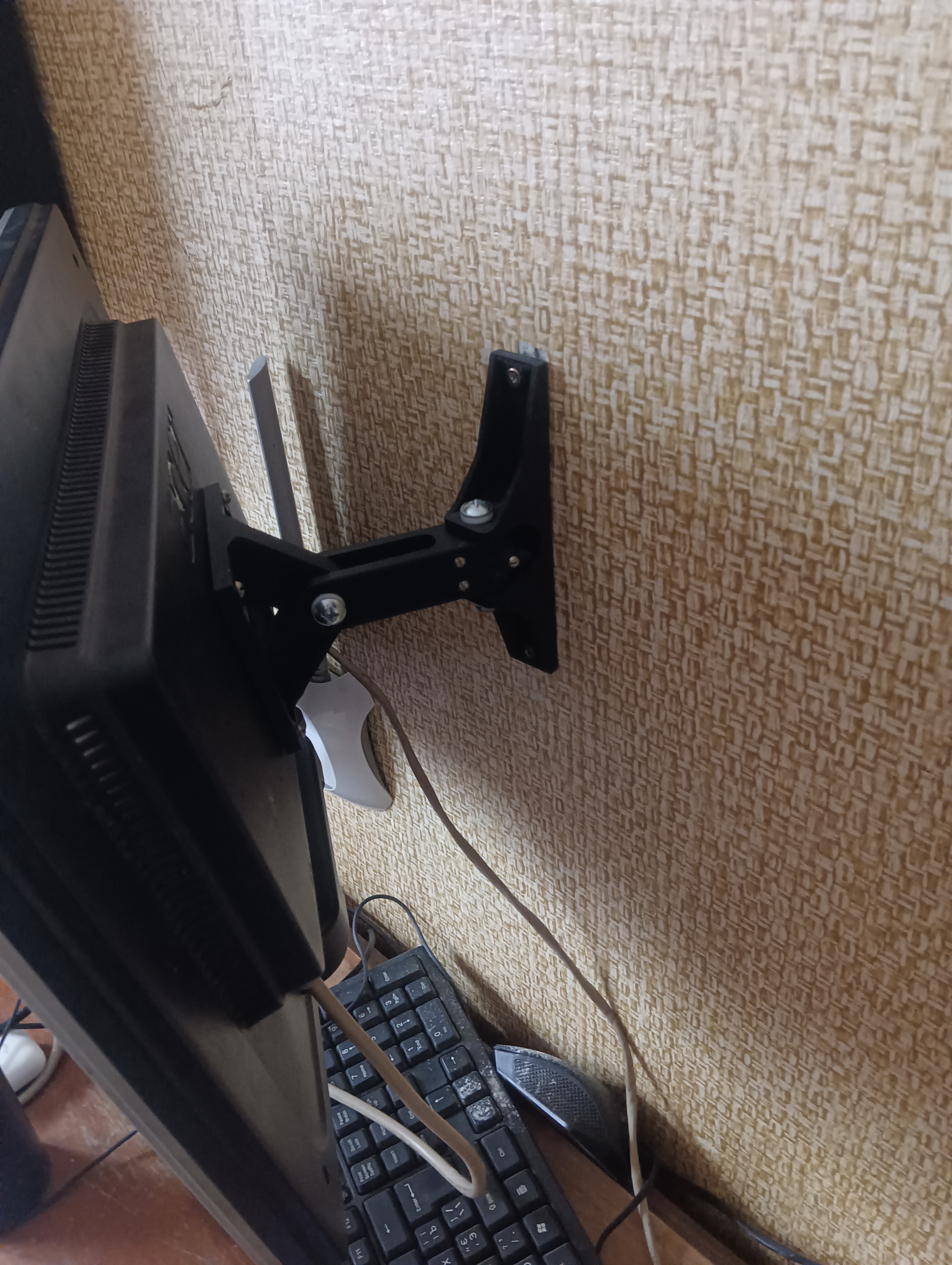 Фото кріплення монітору на стіну