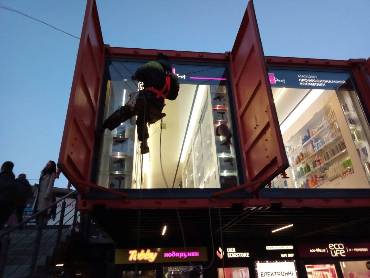 Фото Мойка окон магазина