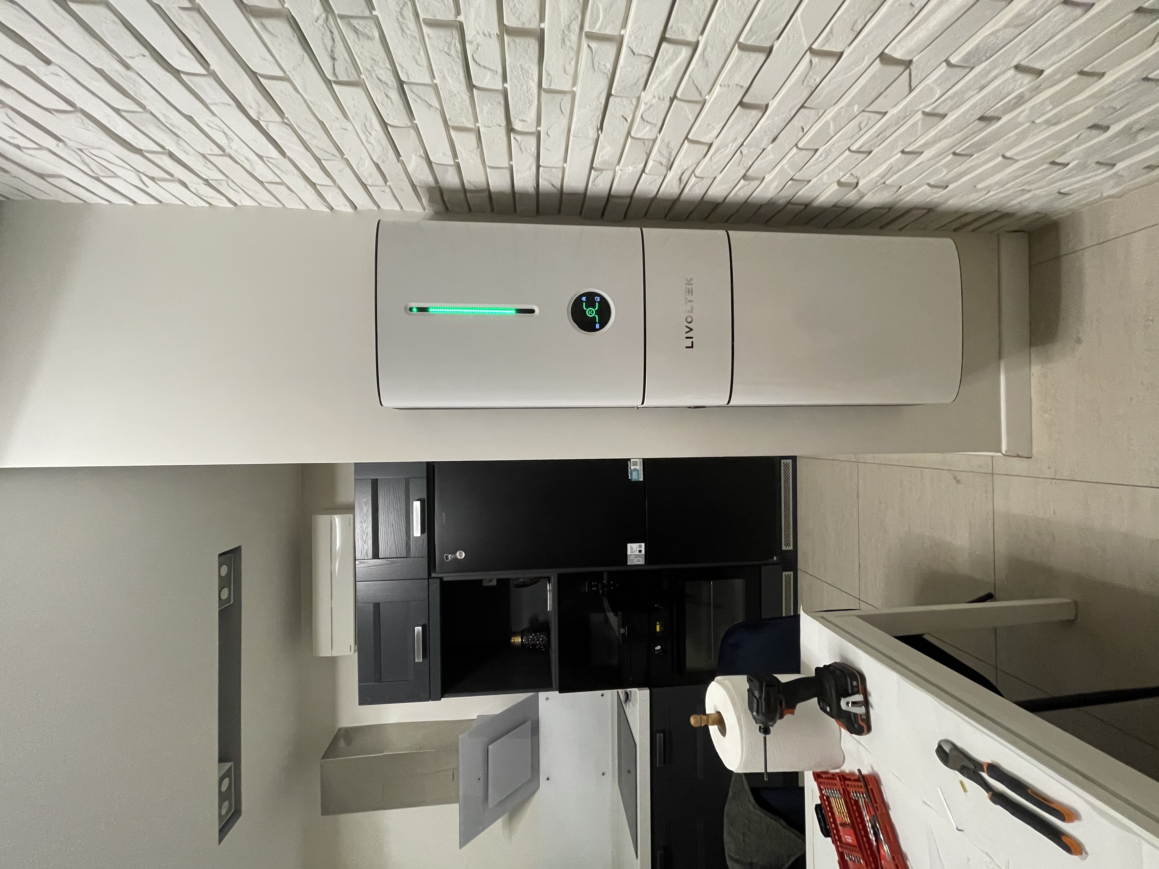 Фото Варіанти розміщення та загальний вигляд систем Livoltek 5 кВт + 5 кВт/г та 5 кВт + 10 кВт/г. Доволі легко вписати майже у будь-який інтерьер.