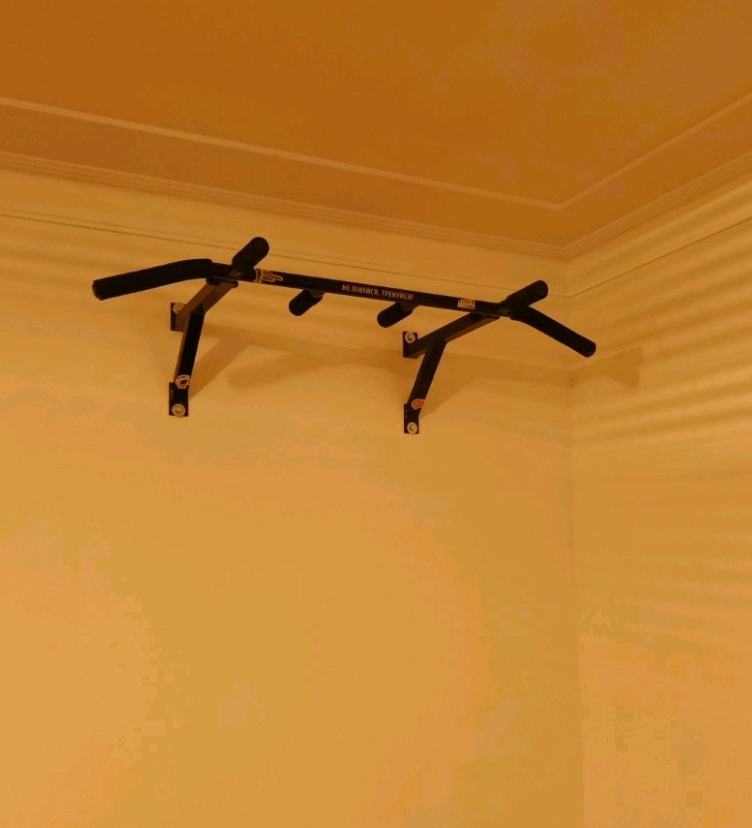 Фото Монтаж настінного турніка