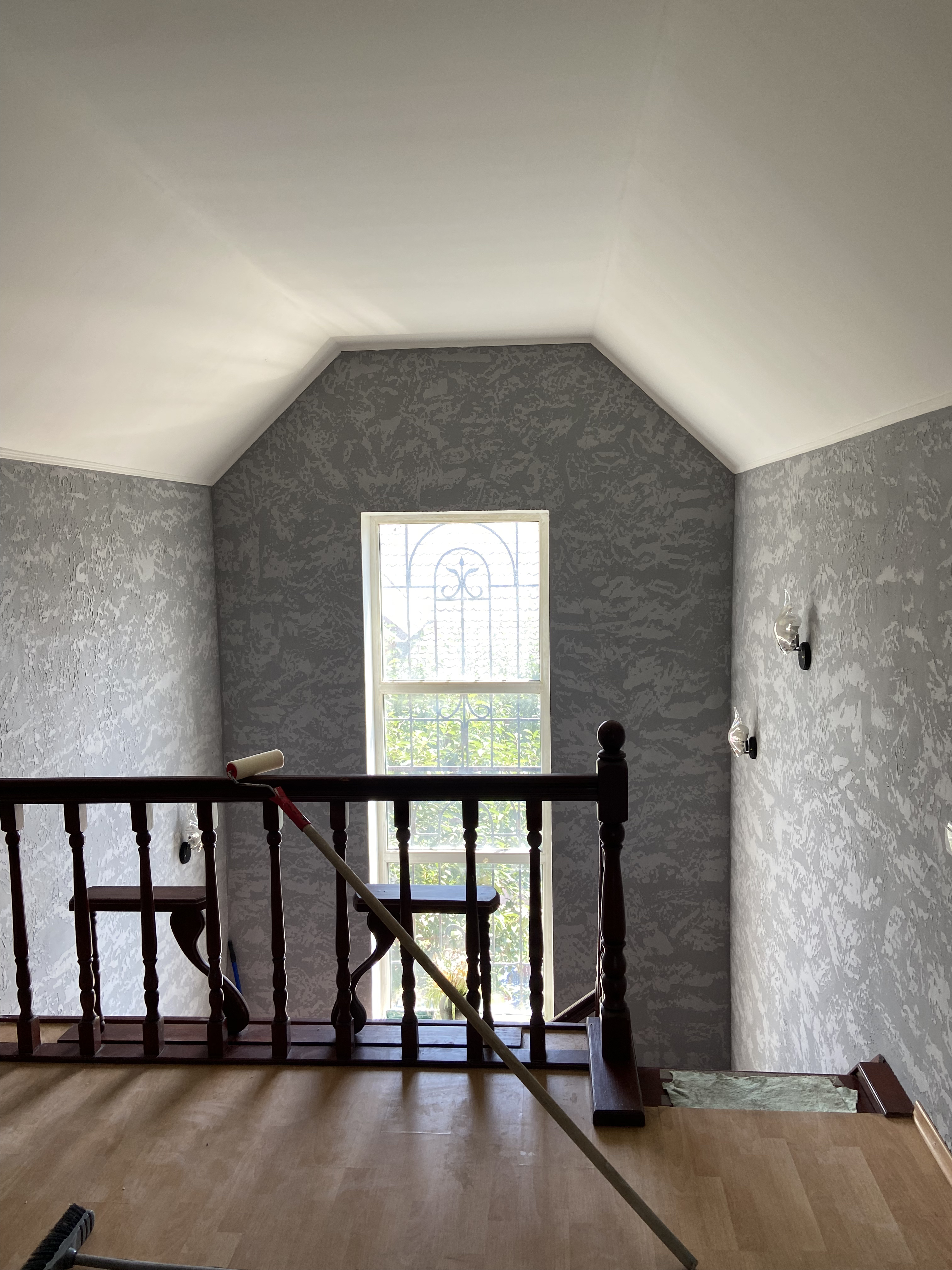 Фото демонтаж обоев, грунтовка,шпаклевка, покраска, Гротто ,вскрытие лаком . 