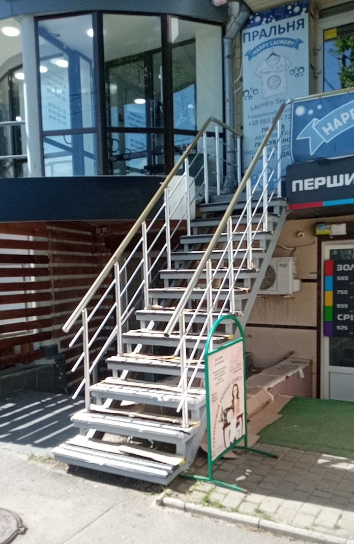 Фото Зовнішні малярні роботи металевої конструкції сходів закладу побутового обслуговування: антикорозія, фарбування грунт/основа+фарба. м. Харків, вул. Отакара Яроша.