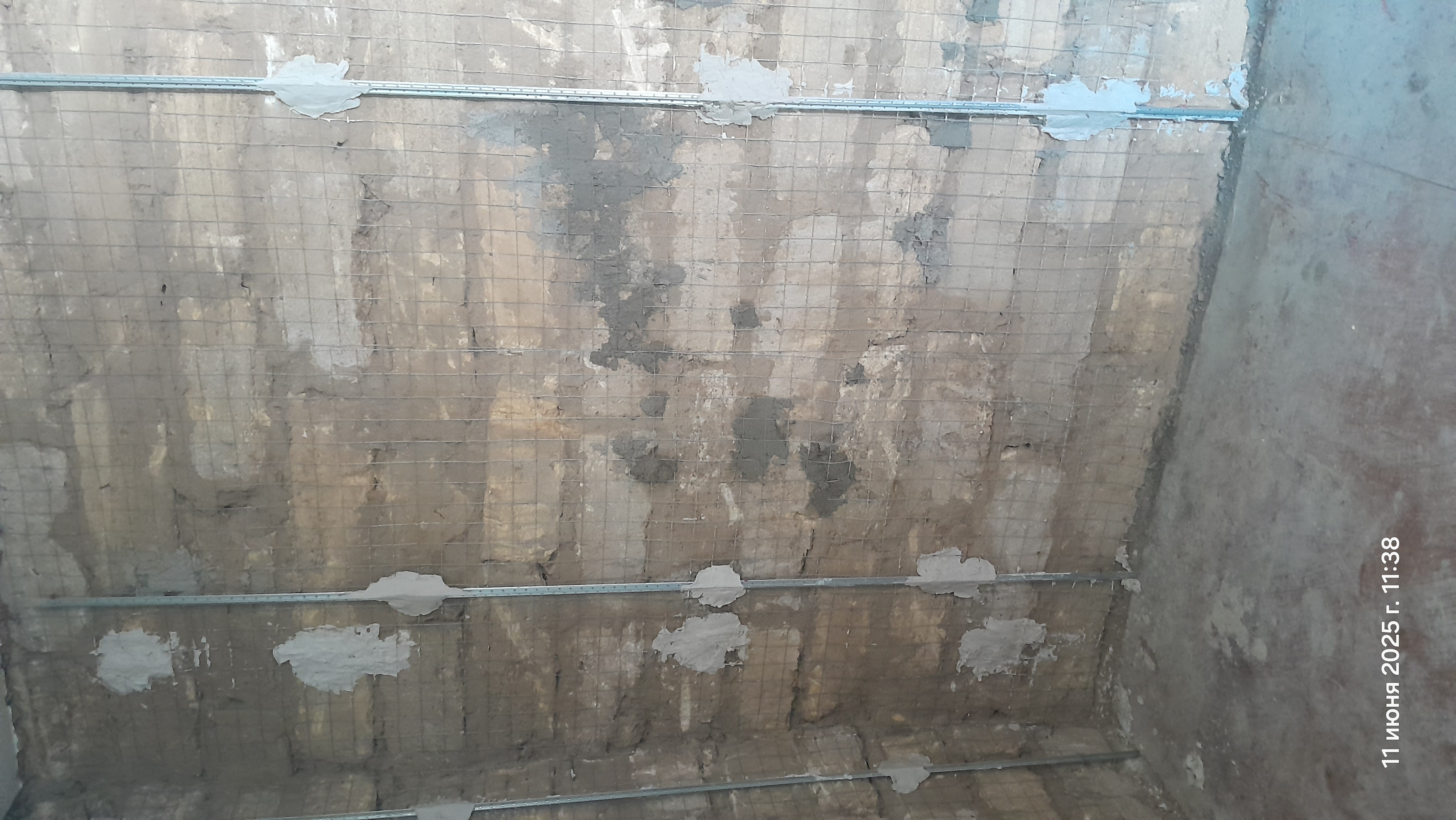 Фото демонтаж стенки из ракушняка,маяки ,сетка