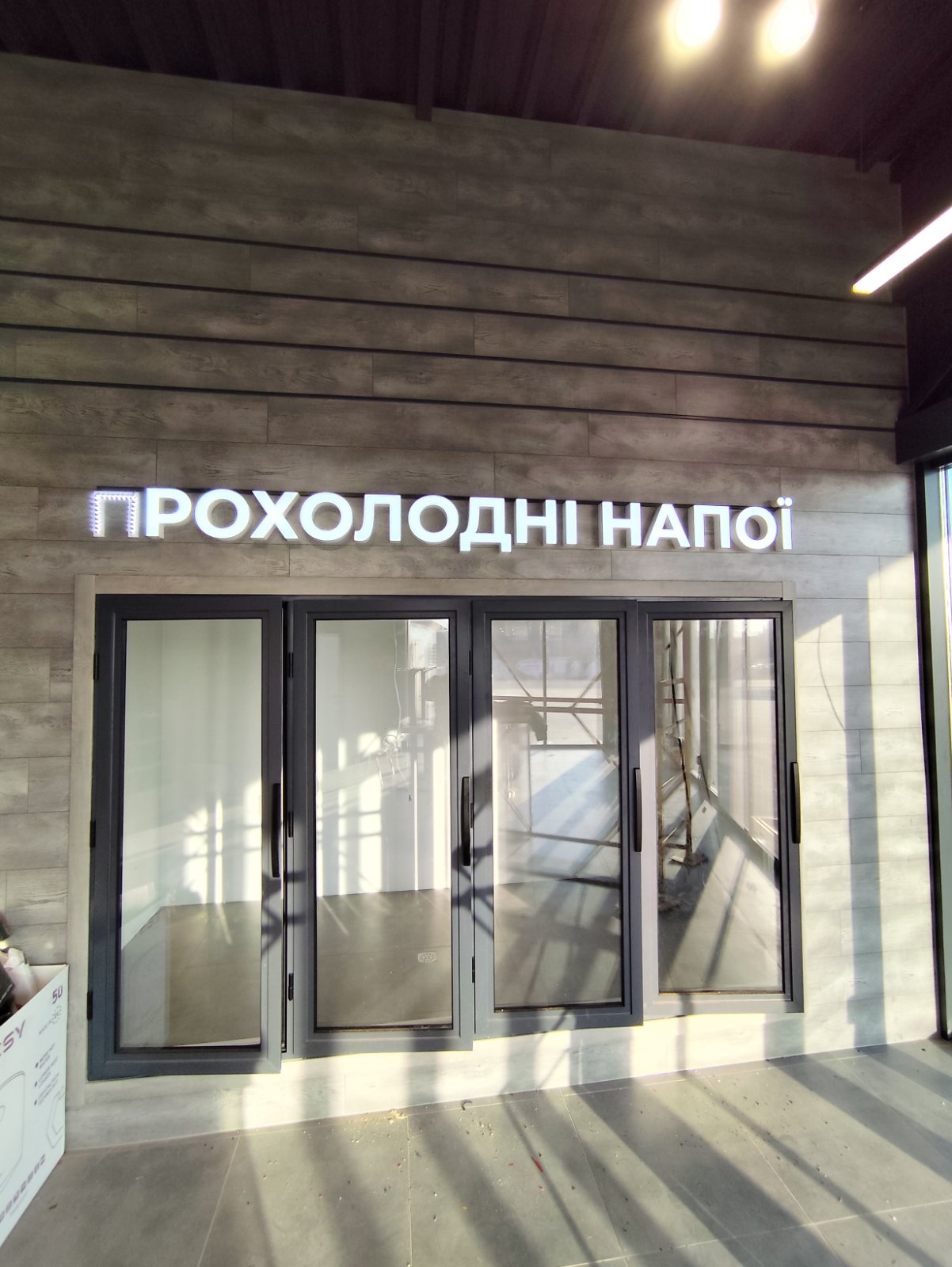 Фото Монтаж рекламної вивіски та підключення її до системи управління. Потрачений 1 день. 
