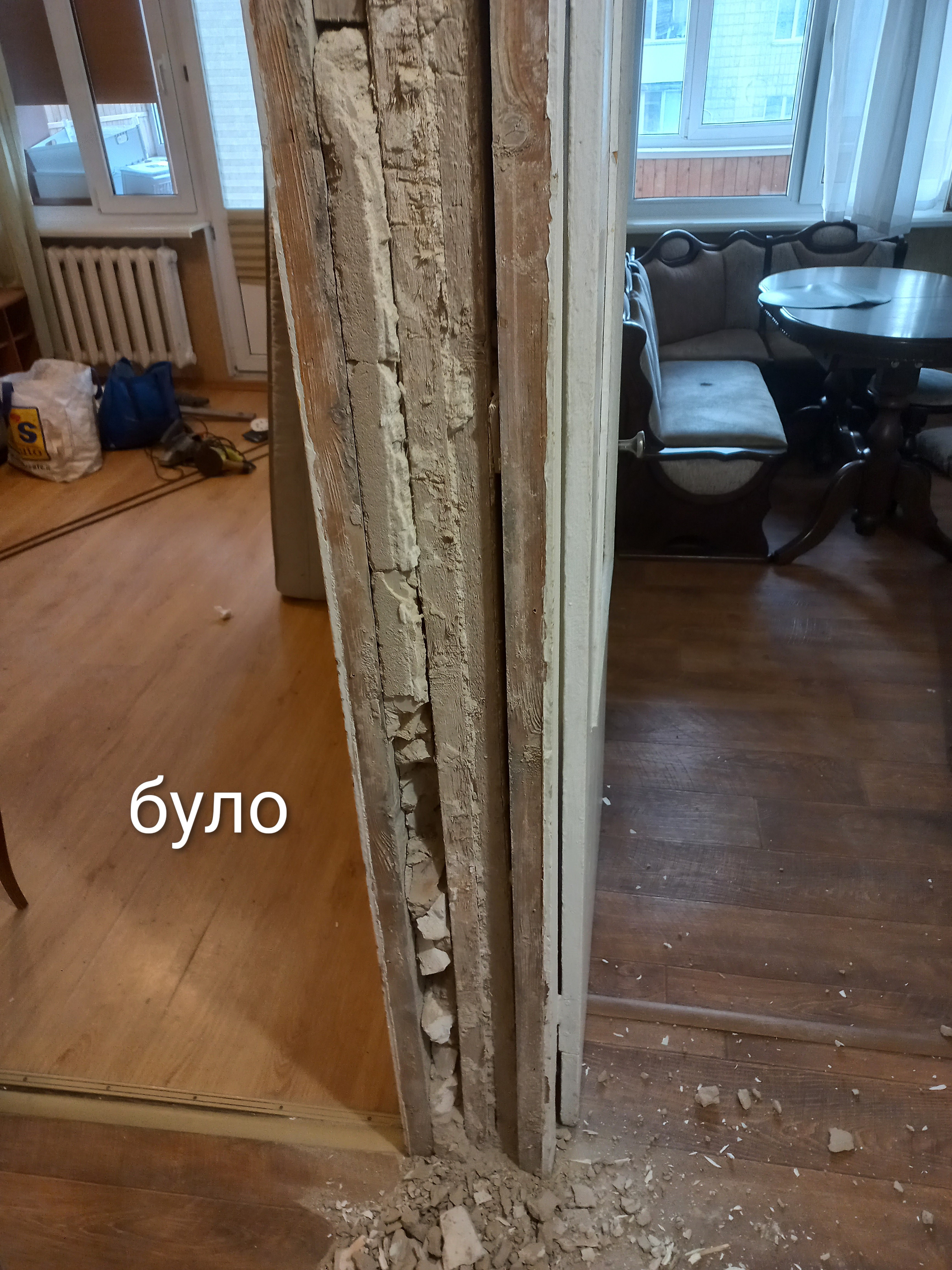 Фото заміна лиштви на старих одвірках зі вставкою між одвірок.