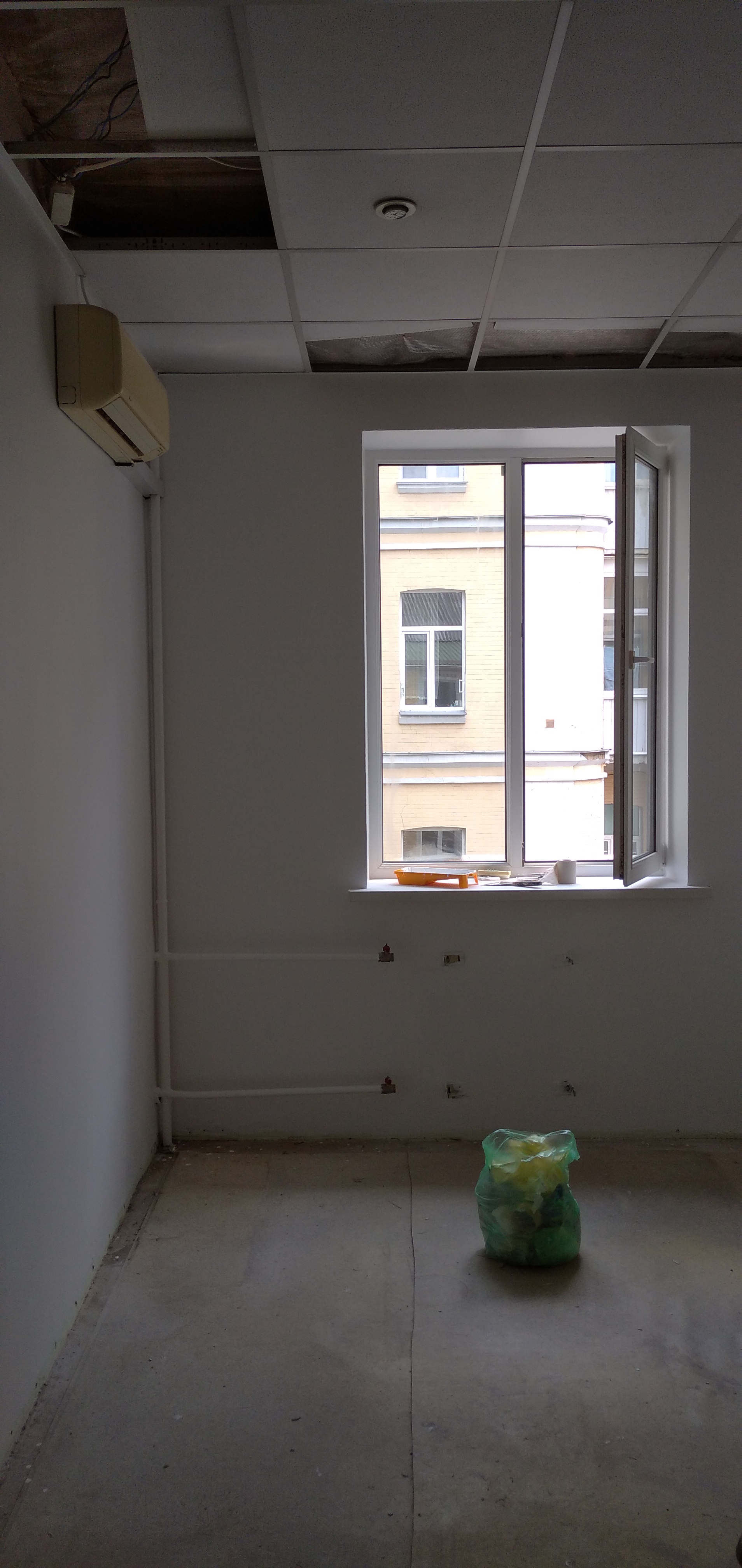 Фото перефарбувати кімнату з жовтого кольору в білий, пофарбувати відкоси, пофарбувати трубу батареї опалення, пофарбувати налічник дверей