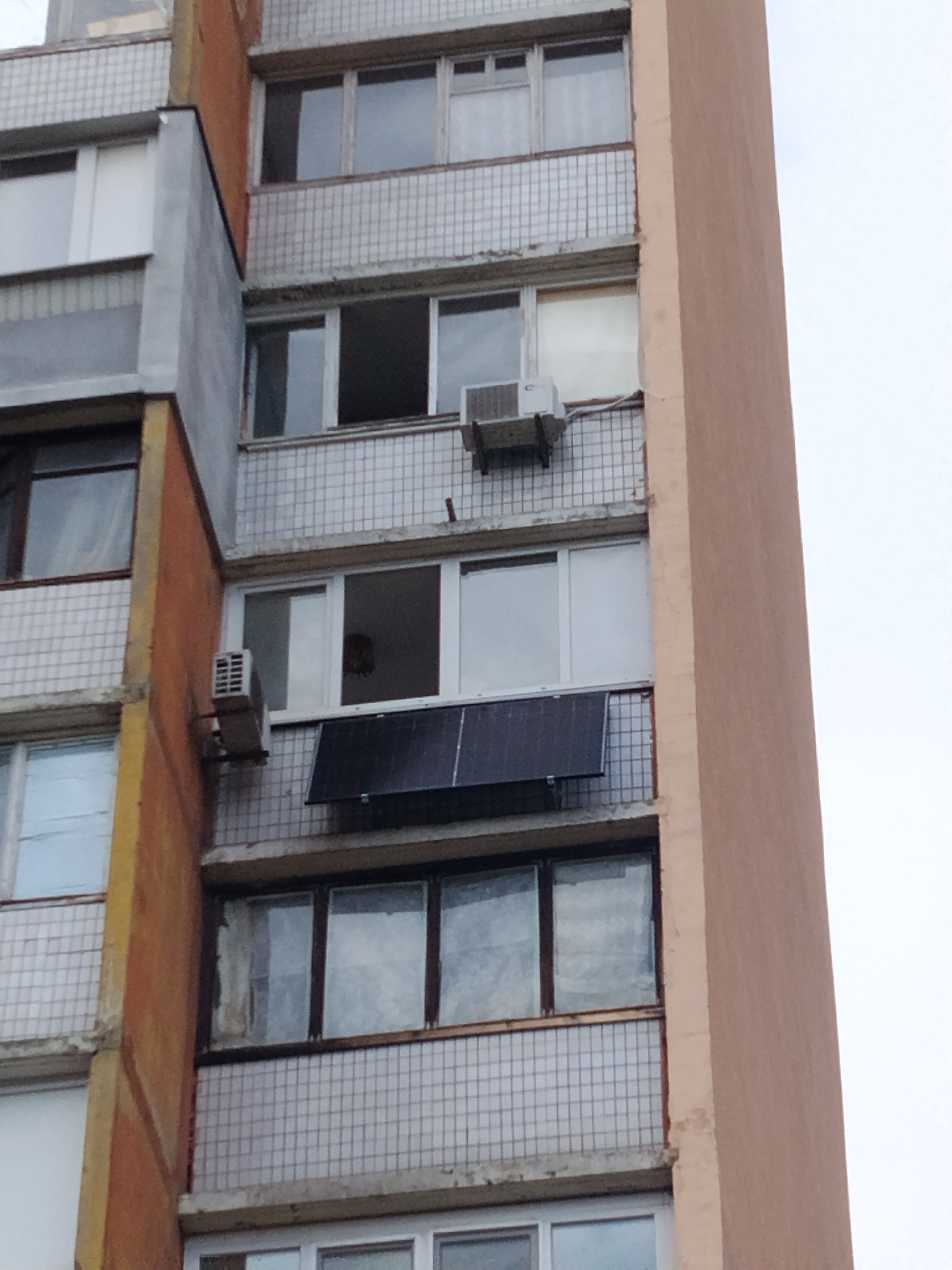 Фото монтаж сонячних панелей 