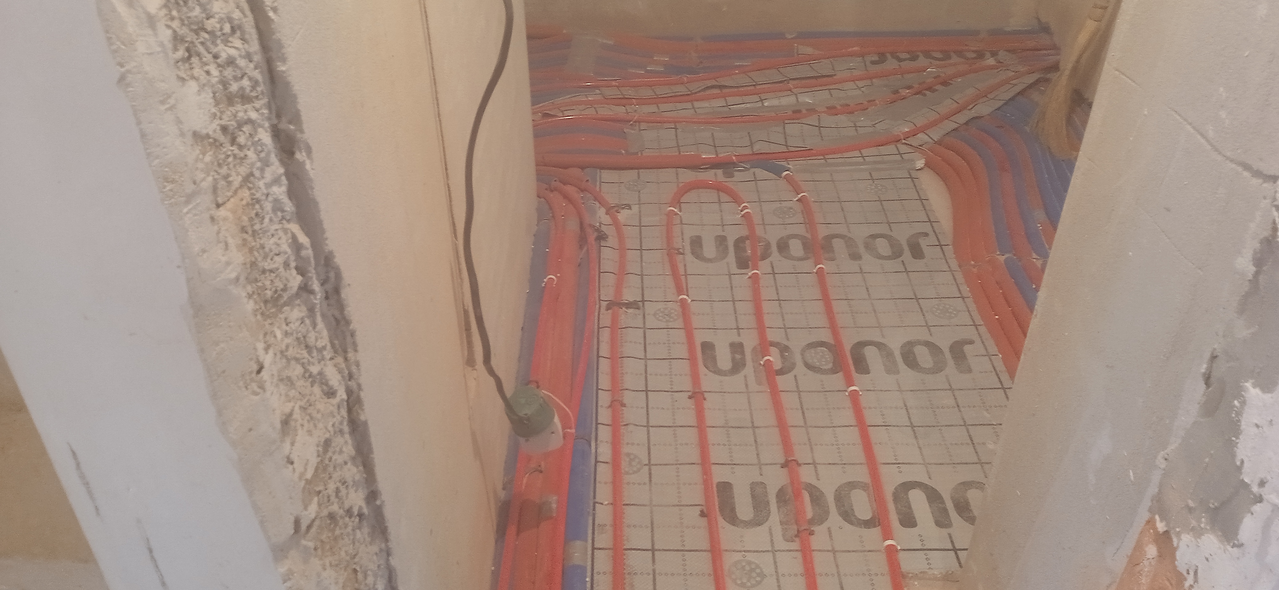 Фото підключення через розподільчий колектор, котел , бойлер, циркуляційні насоси.