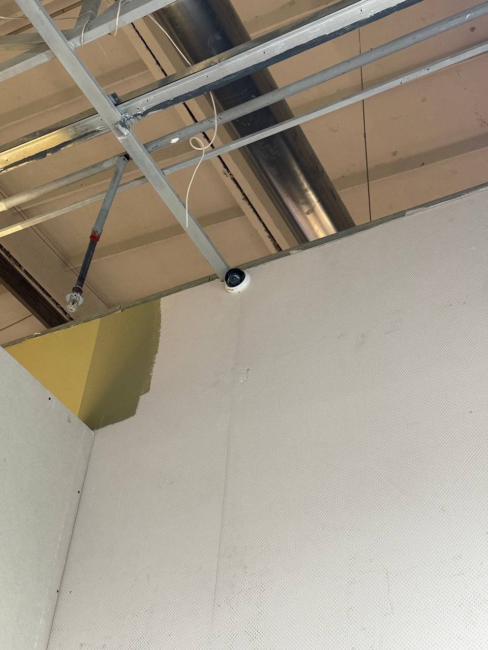 Фото В ТРЦ караван outlet в магазині одягу було встановлено аналогові камери відеоспостереження бренду Hikvision для перегляду за працівниками магазину і для відвідувачів магазину.