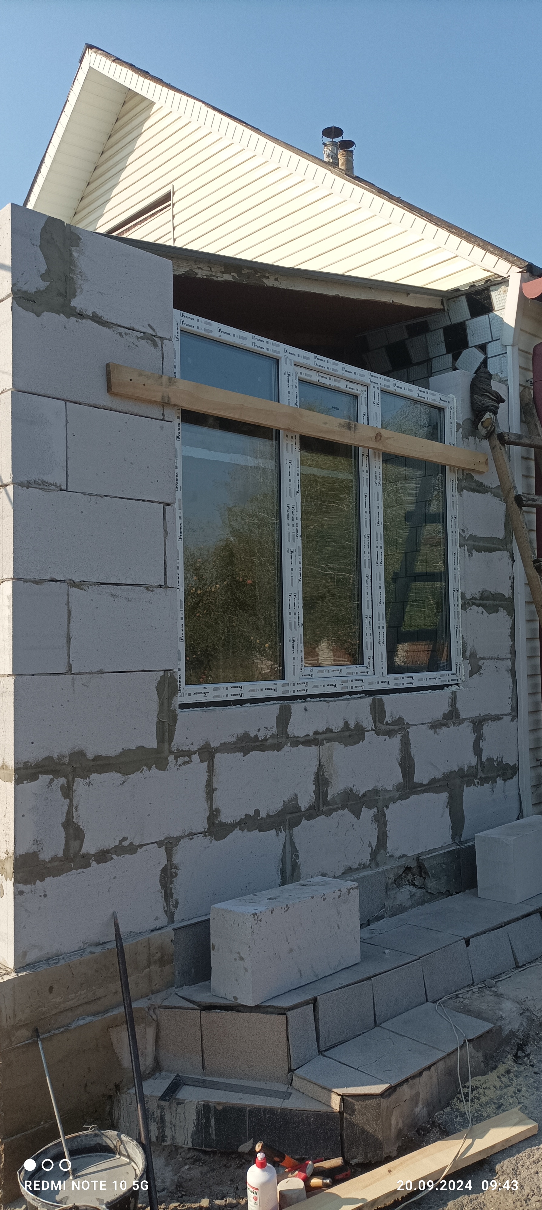 Фото кладка газоблоку з установкою вікна