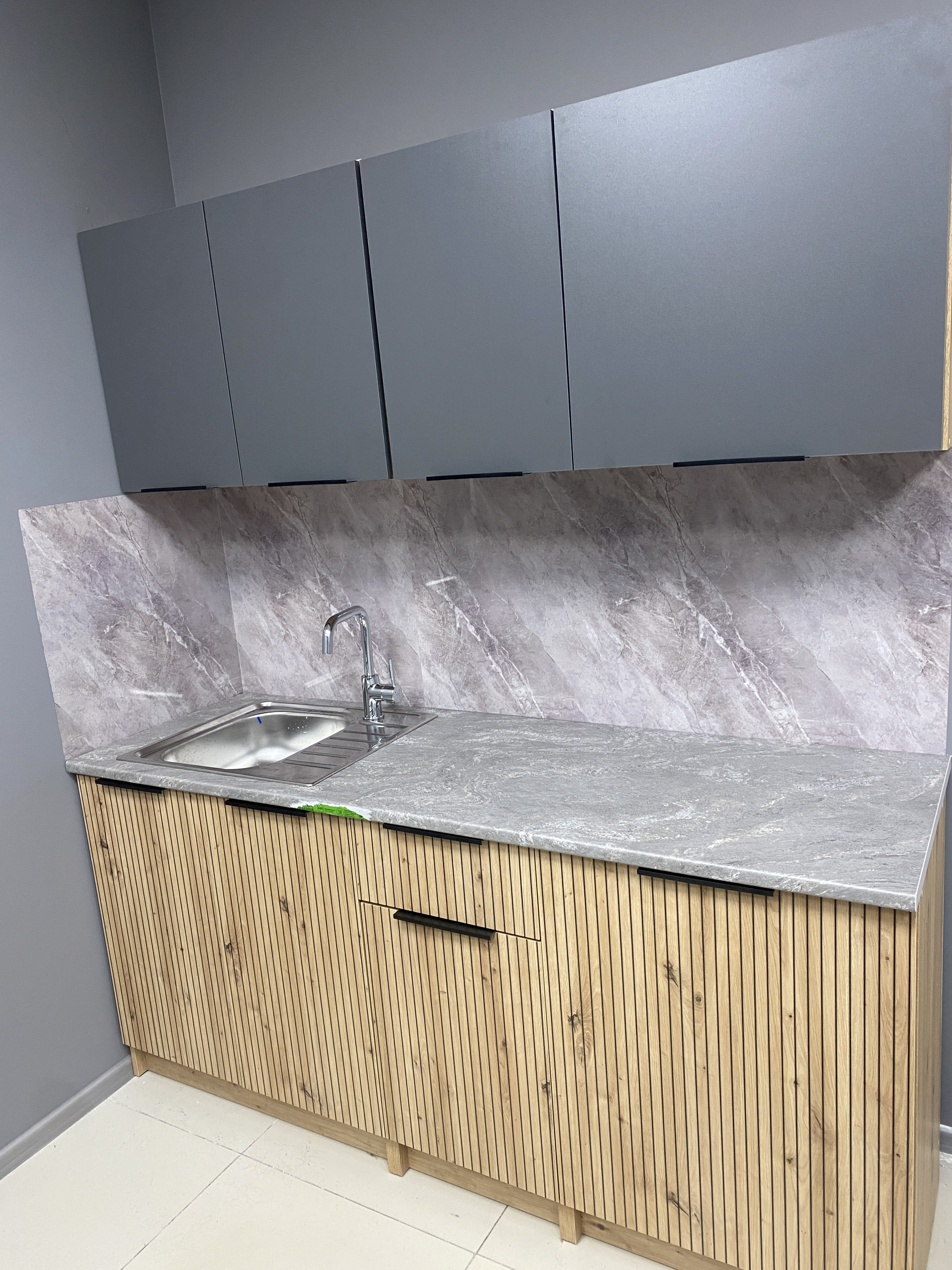 Фото Поклейка декоративно самоклеючих обоїв 