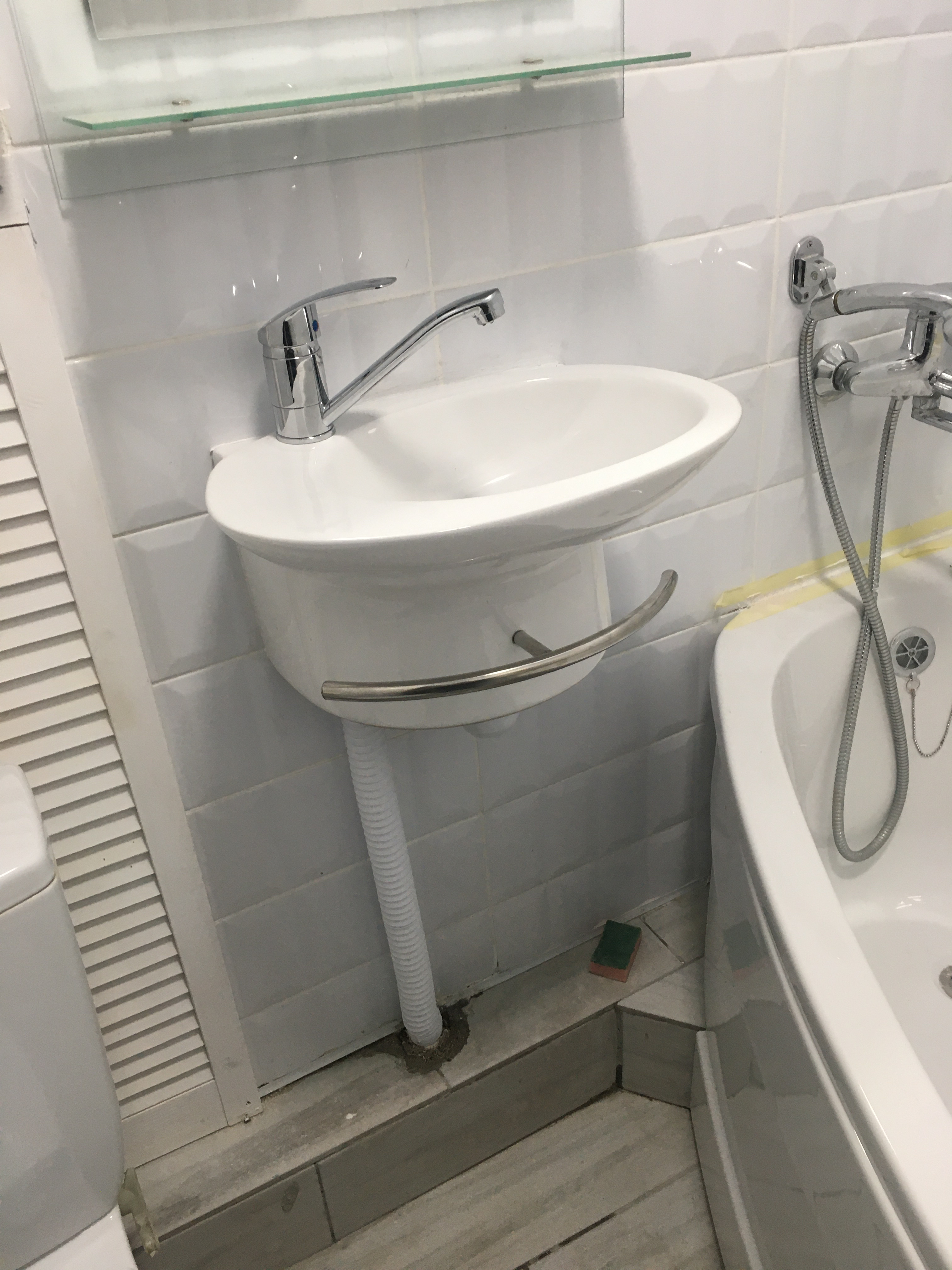 Фото плитка , встановлення ванної, рукомтйника , повна заміна труб , нове підключення , виготовлення шаф для закриття лічильників 