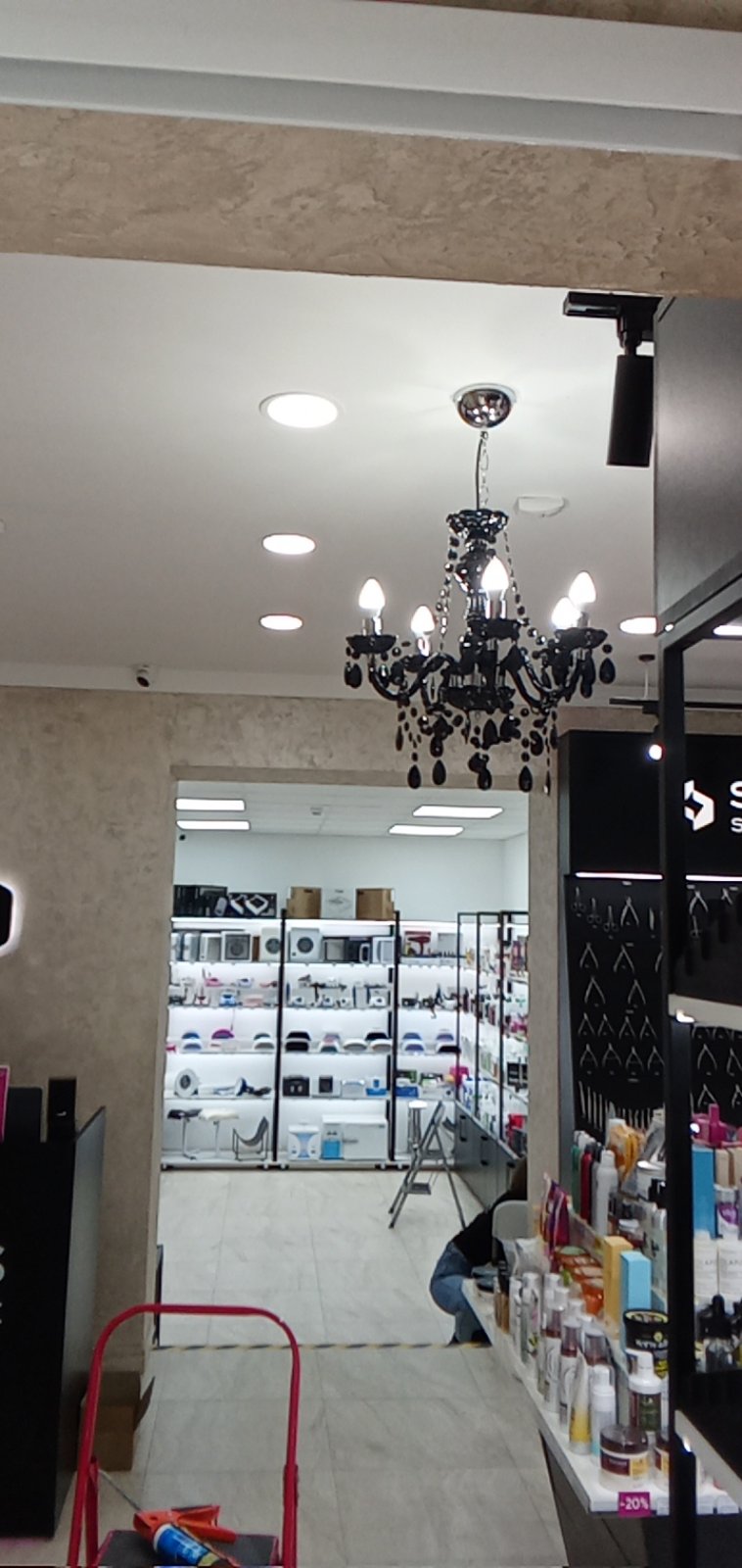 Фото Монтаж люстри в магазині.
