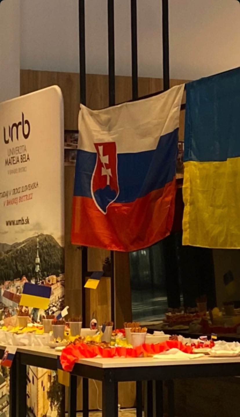 Фото Це фото зроблене під час заходу «Вечір України та Словаччини», який був присвячений культурному обміну та зміцненню взаєморозуміння між двома країнами.

Під час події я мала можливість краще пізнати словацьку культуру, а також представити українську, що сприяє розвитку міжкультурної комунікації та міжнародного діалогу.

- Такі заходи допомагають мені розширювати світогляд, вдосконалювати мовні навички та глибше розуміти зв’язки між Україною та Словаччиною.