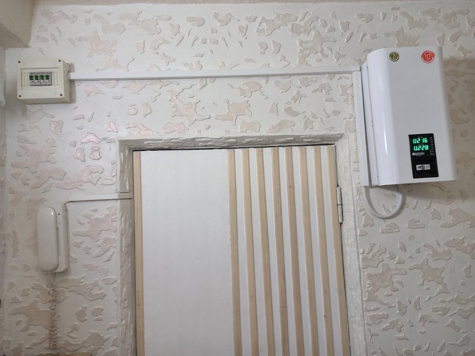 Фото Установка и подключение стабилизатора напряжения к электрощиту в квартире