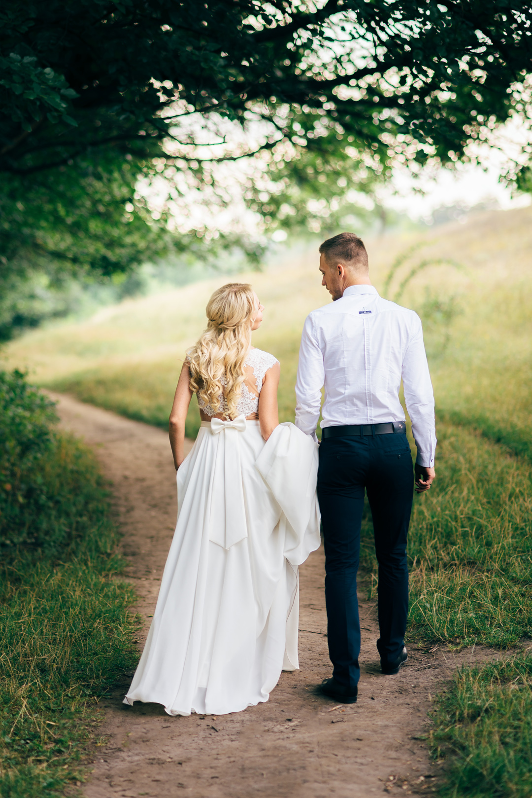 Фото Пропоную професійну весільну зйомку та Love Story. На фото — приклад ніжного портрета молодят з використанням природного світла.