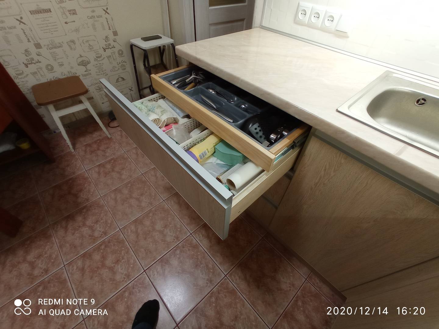 Фото ЛДСП в алюмінієвому профілі, фурнітура Blum