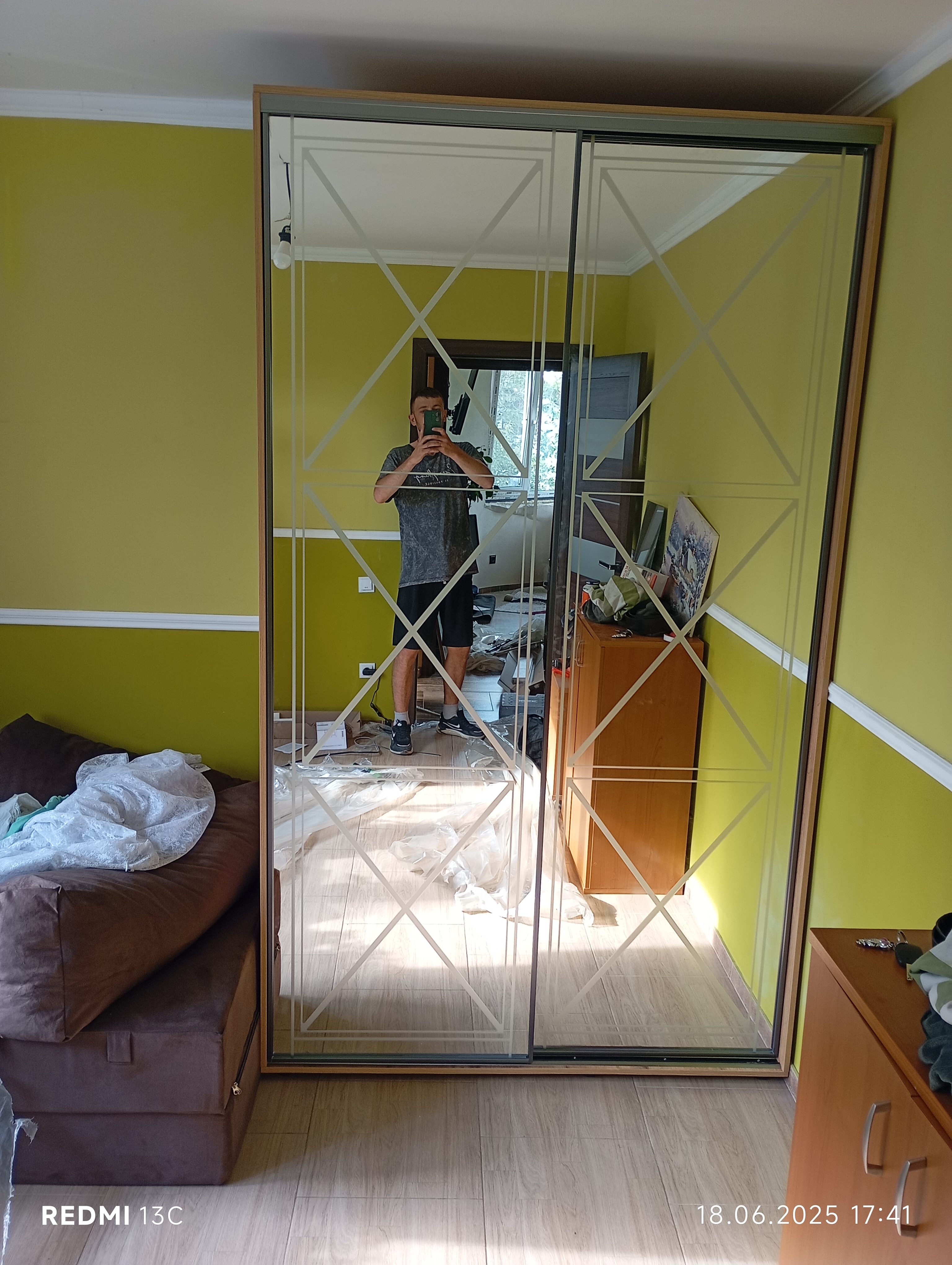 Фото Дзеркальна матована дводверна шафа-купе KM 2 ДХ 140х240х60 Модуль висувних шухляд, 3 шт. Дуб золотий 240 см (стандартна) Баварія графіт 