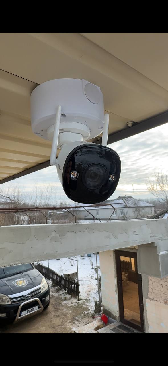 Фото Монтаж вуличної IP-камери відеоспостереження. Встановлення обладнання, прокладання та підключення кабелю, налаштування камери й перевірка якості зображення.