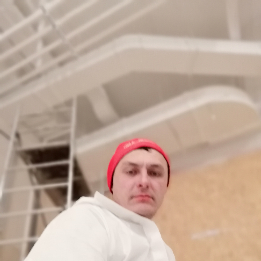 Фото Окрас потолка и коммуникаций в торговом центре Ривер мол, Киев. Площадь 200кв/м.