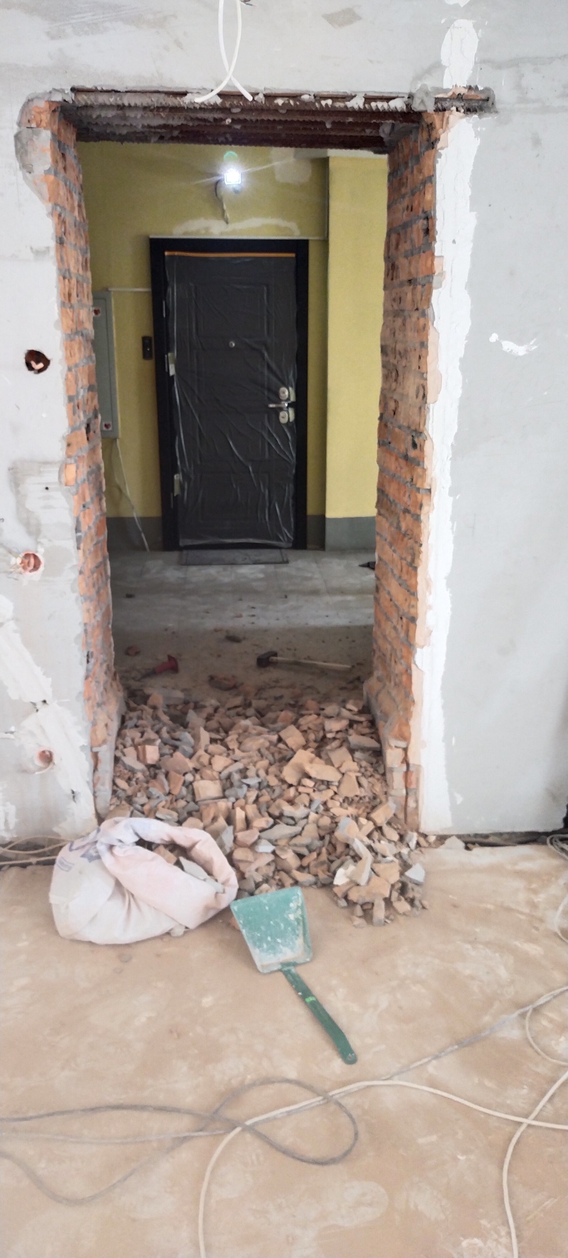 Фото Майстер від магазину, по встановленню вхідних дверей 1
