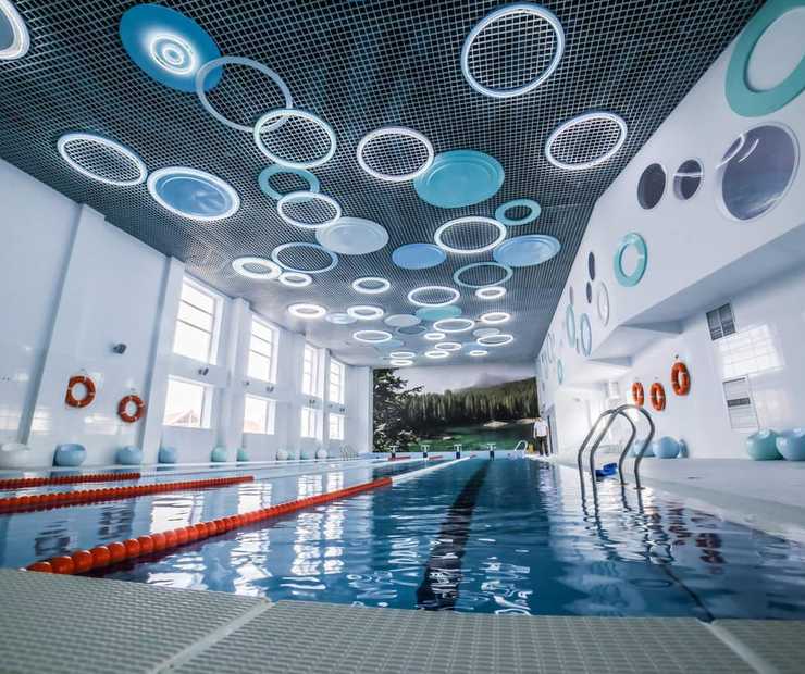 Фото монтаж неону на склопластикові круги над басейном