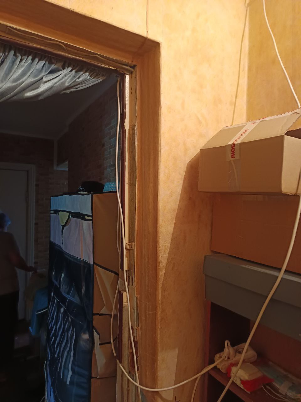Фото Бабуся користувалася подовжувачем, щоб в коридорчику було світло, фото зроблене до того, як виконувалися електромонтажні роботи 
