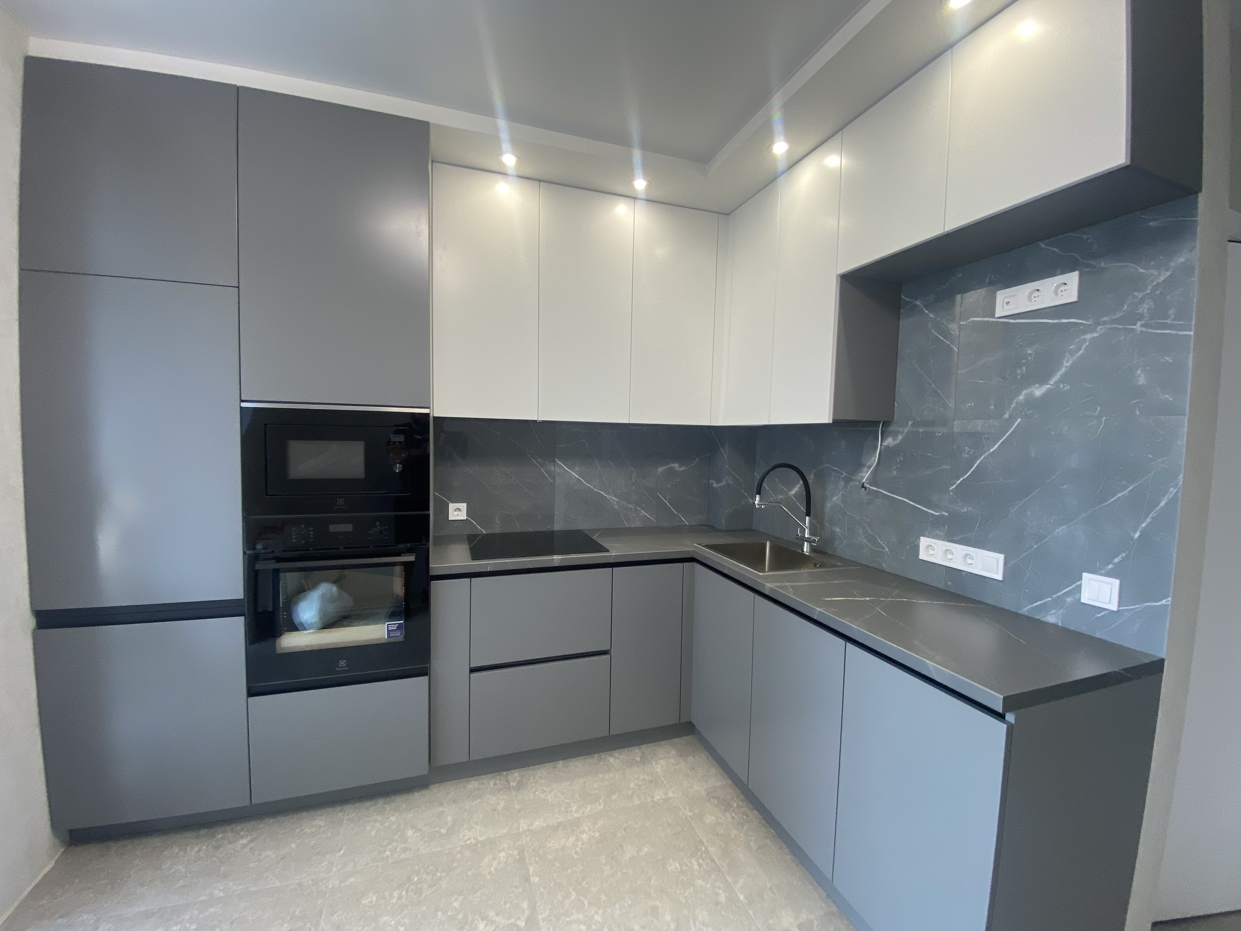 Фото кухня , фасади мдф фарбовані 