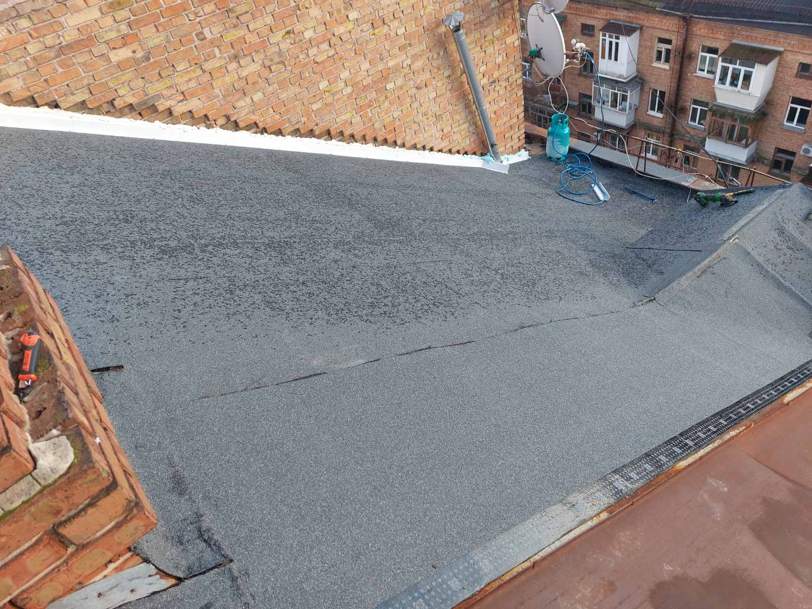 Фото ремонт даху багатоквартирного будинку 