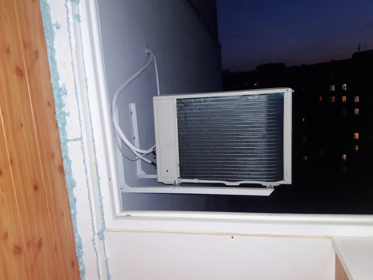 Фото Наружный блок установлен перпендикулярно стене