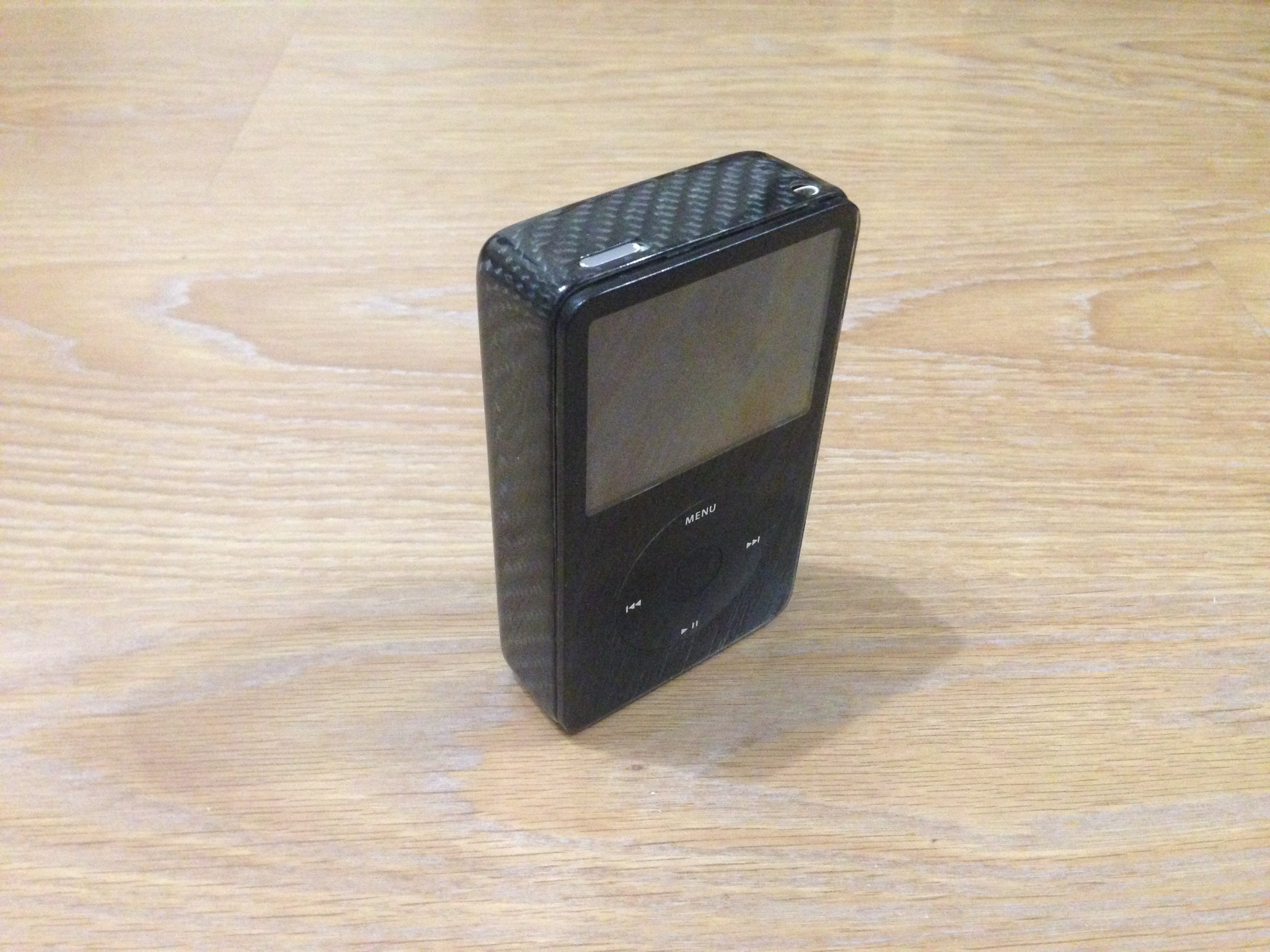 Фото ipod video - увеличенный корпус с натурального карбона под дополнительные батареи, исполнение заказа 10 дней.