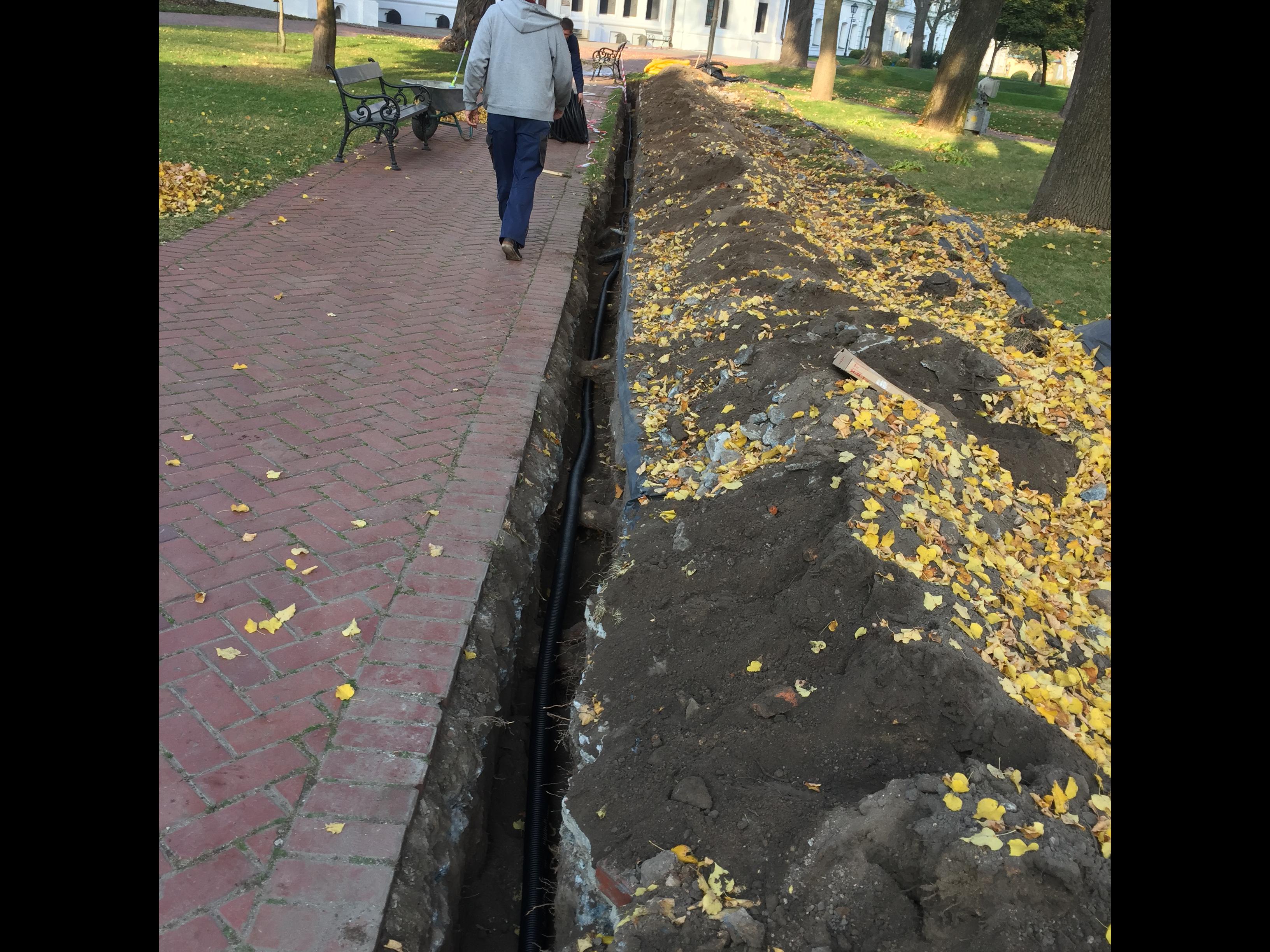 Фото Копка траншеи под кабель.