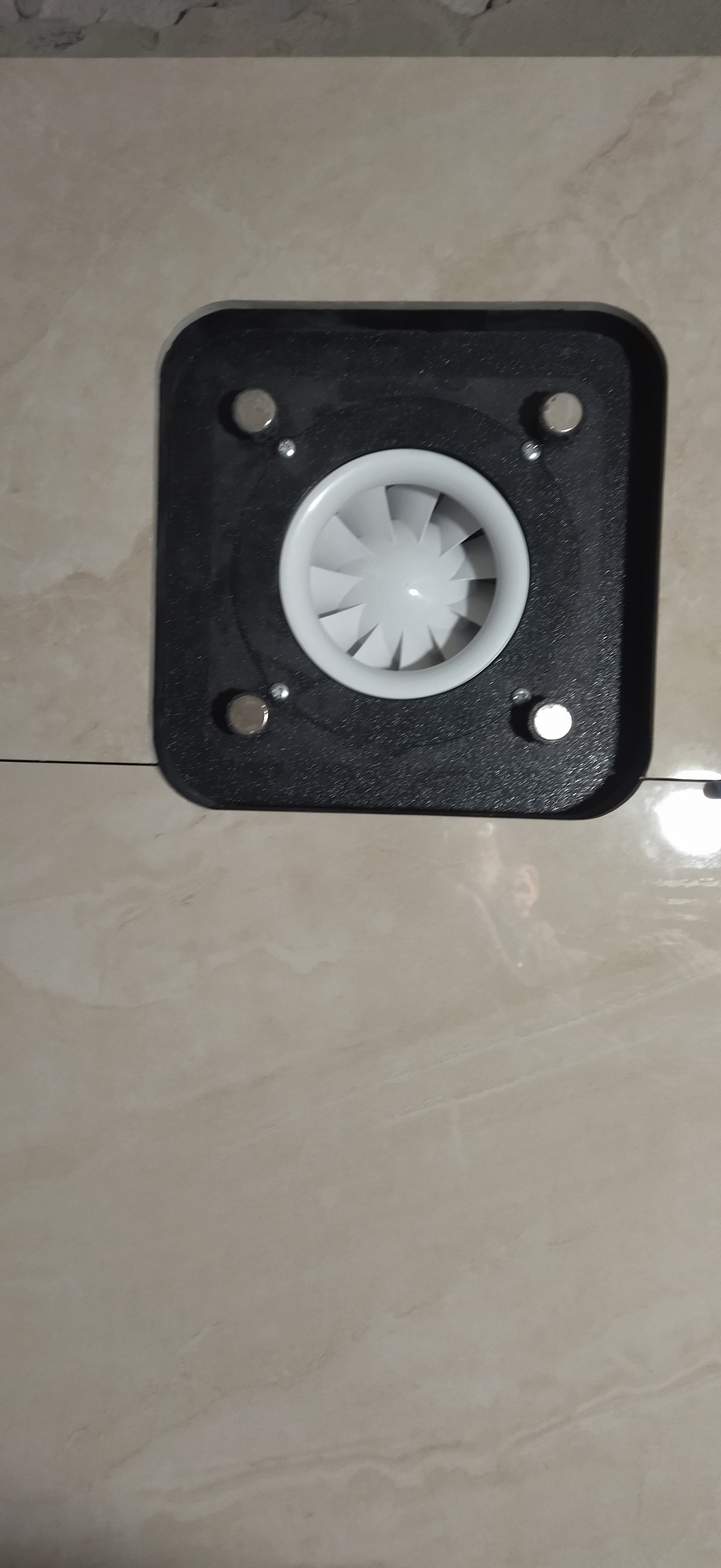 Фото витяжка скритого монтажу