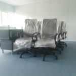 Збирання офісних крісел