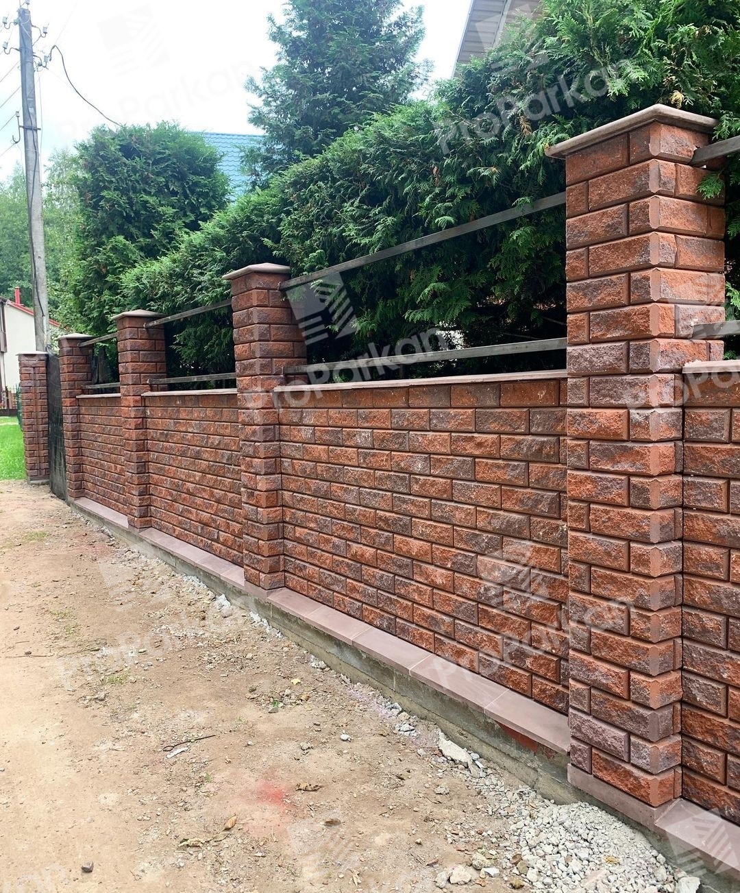 Фото Паркан з цегли, клінкерні стовпи та прогони 