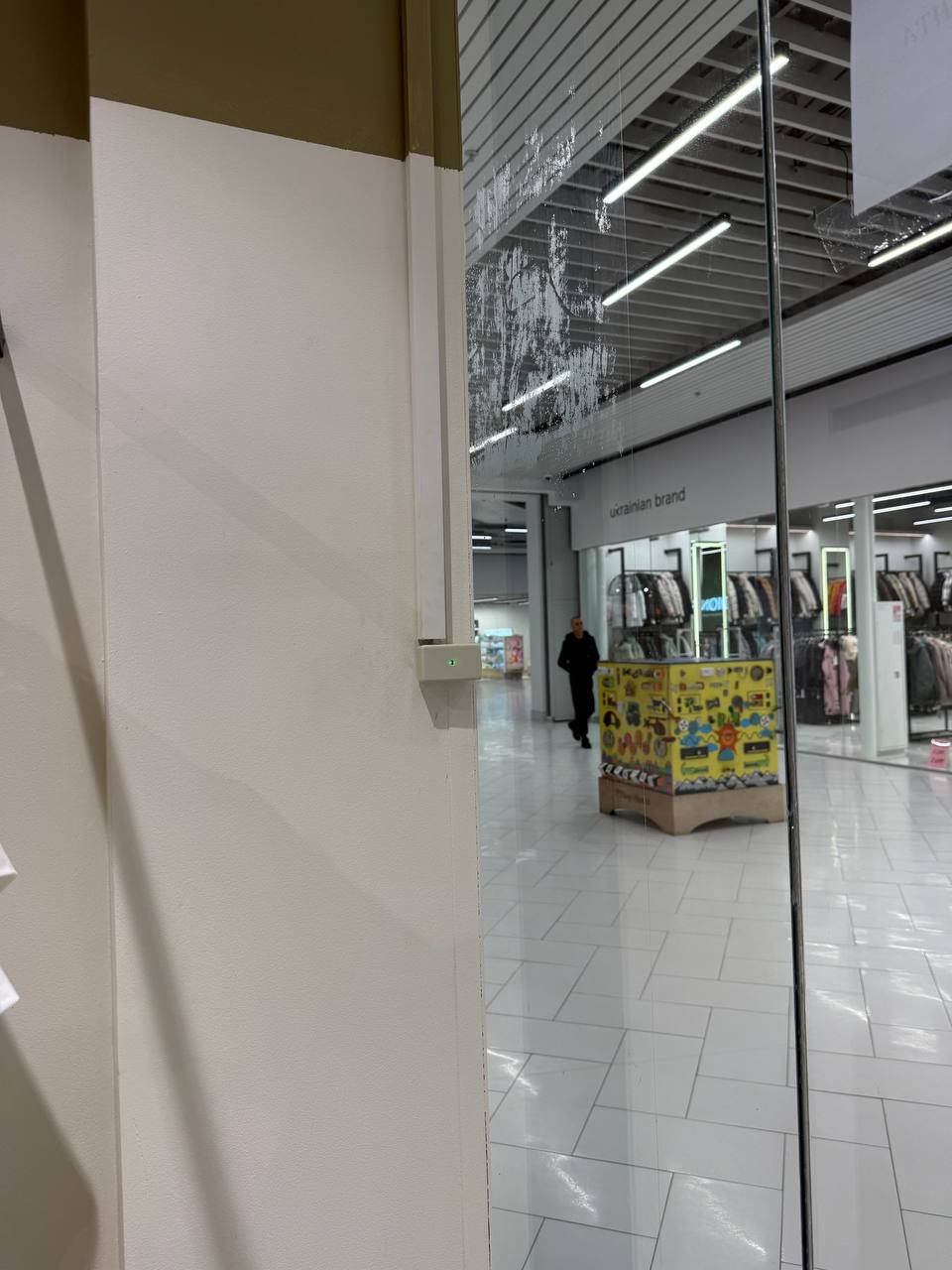 Фото В ТРЦ проспект в магазині одягу було встановлено датчик підрахунку відвідувачів в магазин на вхід і на вихід 
