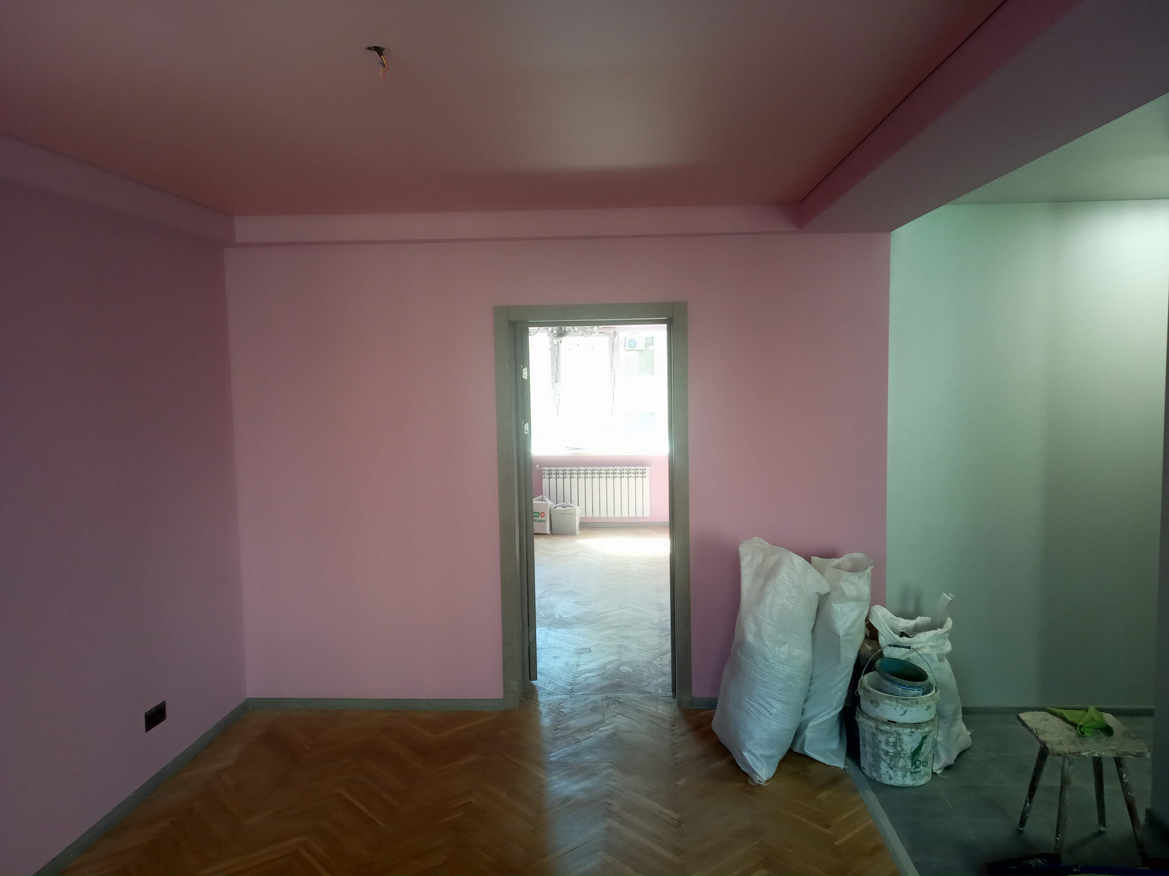 Фото хрущовка, монтаж коробів стельових, підготовка стін під фарбування, плінтцса пластикові
