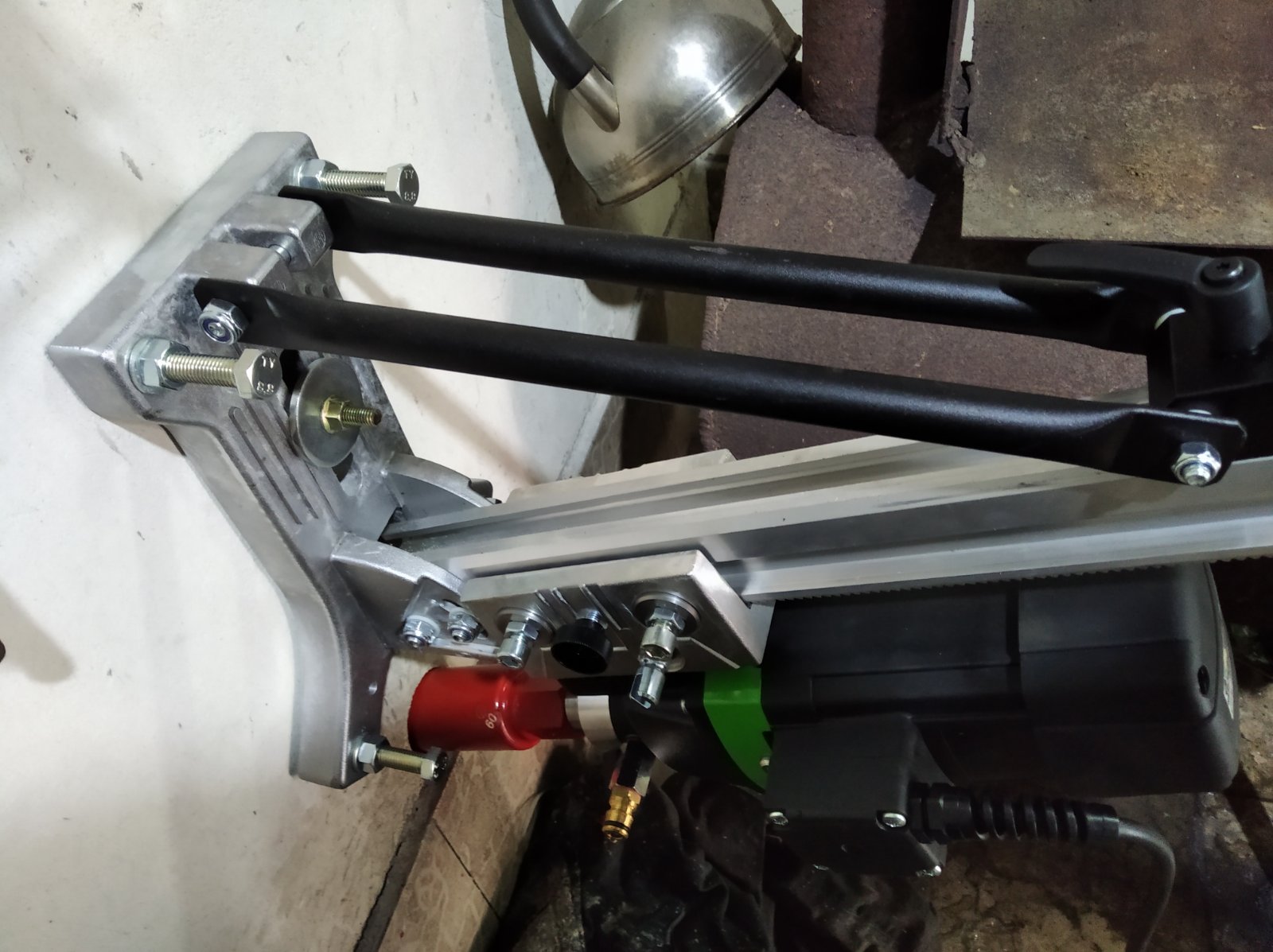 Фото Бурение отверстий в:
-Кирпиче
-Железобетоне
-Камне

время работы - около 45 мин.